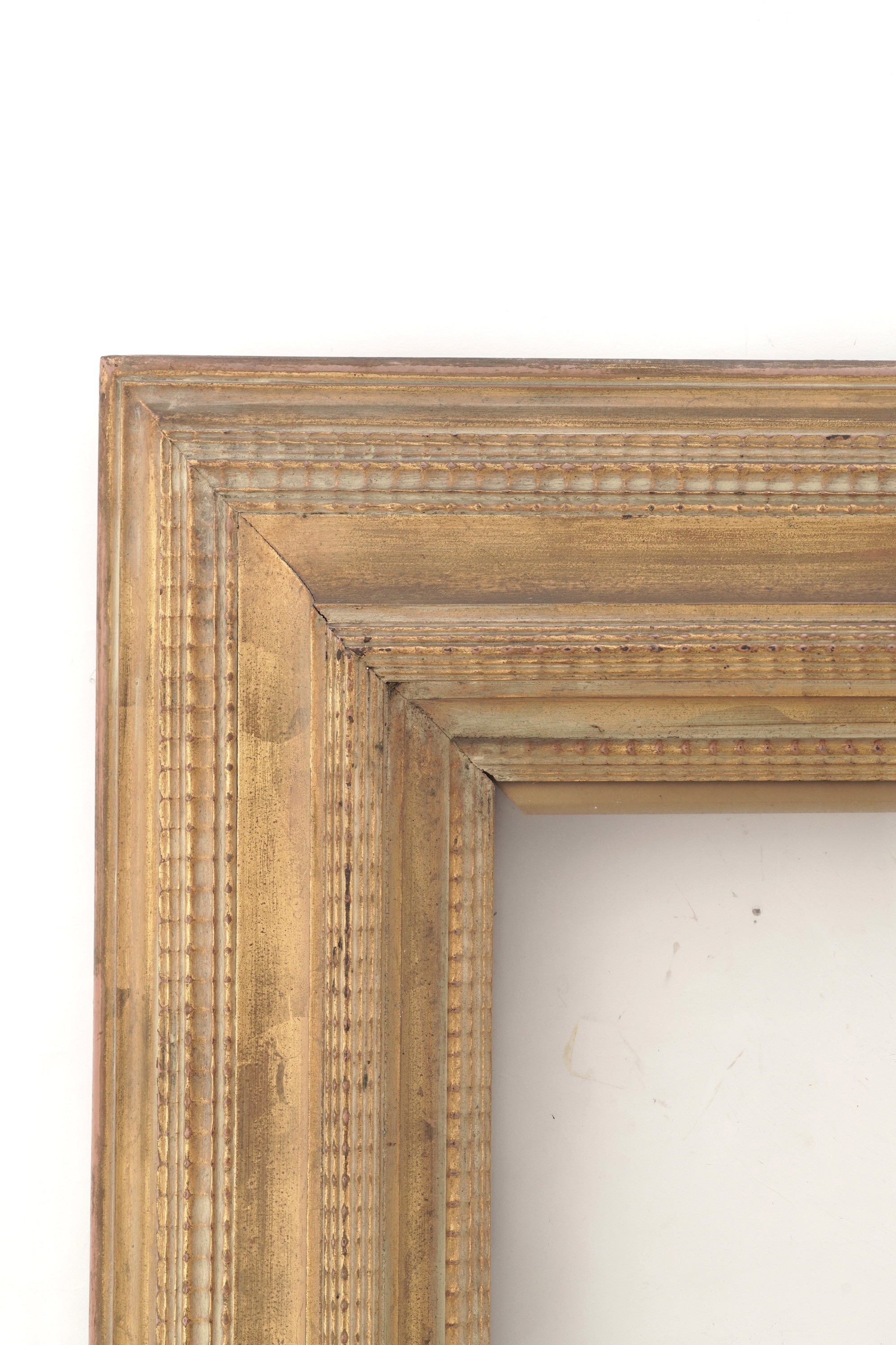 Cornice Stile Guillochè in Legno Scolpito e Dorato