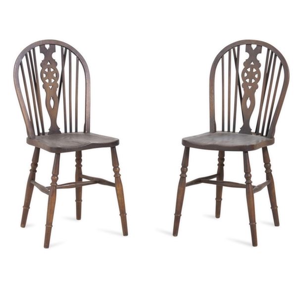 Coppia di sedie in legno. XX secolo