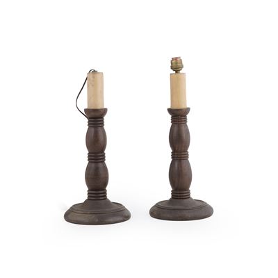 Coppia di candelieri in legno, fusti torniti predisposti per l'elettrificazione