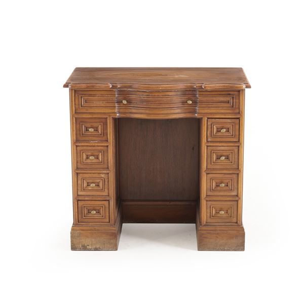 Scrivania in legno intagliato. XX secolo