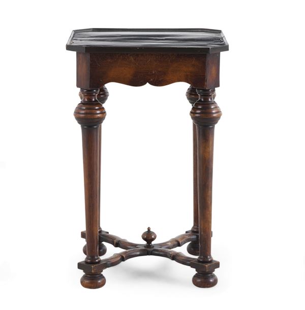 Tavolino da salotto in legno intagliato. XIX secolo