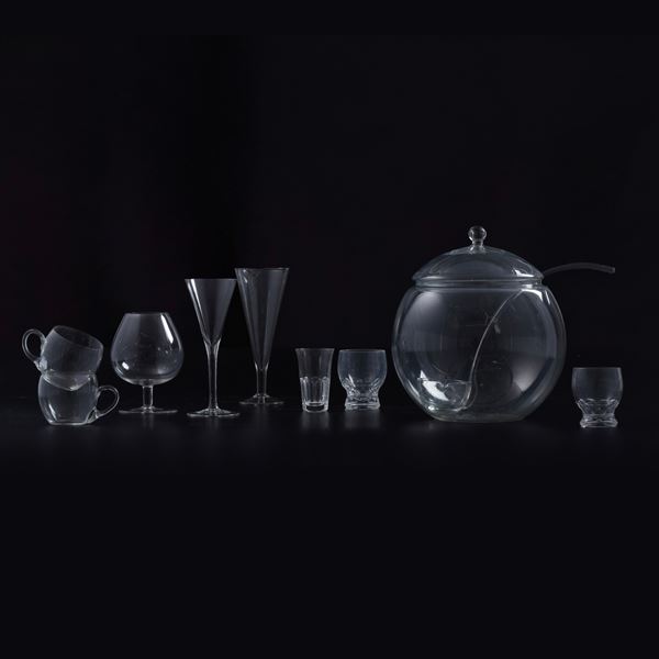 Miscellanea di bicchieri e una bowl con coperchio e mestolo in vetro trasparente