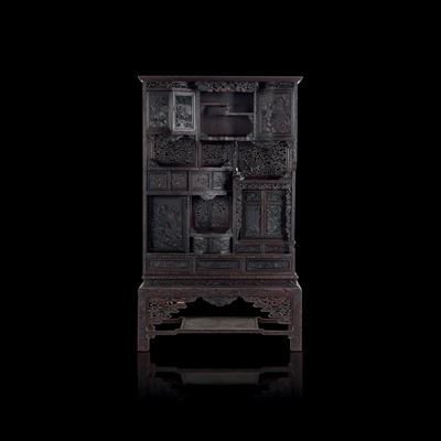 Armadio in Legno di Homu Riccamente Traforato Raffigurante Scena Paesaggistica con Motivi Floreal...
