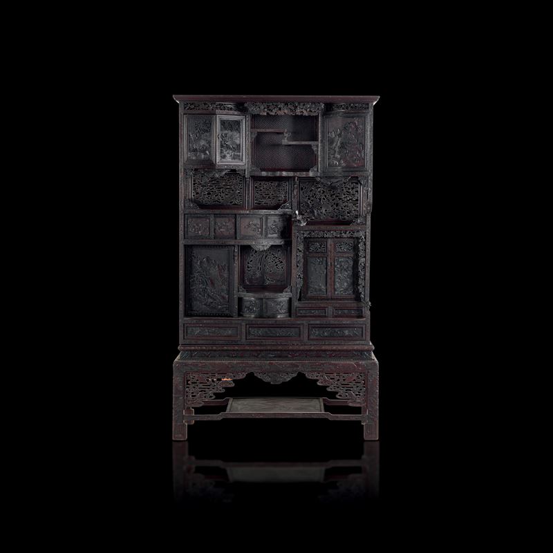 Richly carved wooden cabinet by Homu depicting a landscape scene with floral motifs, China, Qing Dynasty, 19th century  - Auction Fine Asian Works of Art - Cambi Casa d'Aste