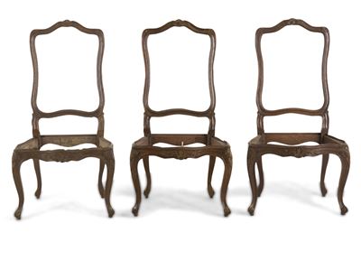 Set di tre sedie, stile Luigi XV, legno intagliato, XX secolo