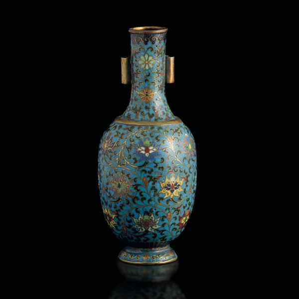 Vaso a smalti policromi cloisonné a soggetto naturalistico e motivi floreali, Cina, Dinastia Qing, marchio e del periodo Qianlong (1736-1796)