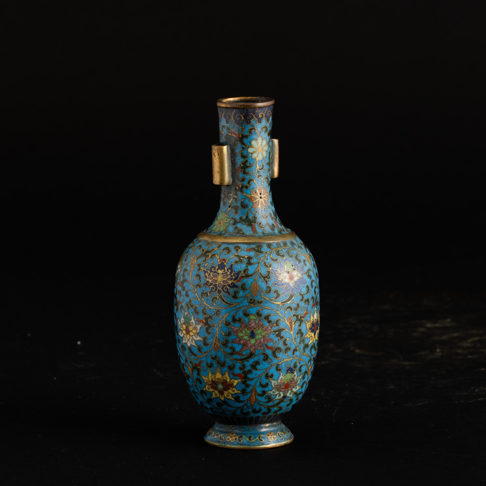 Vaso a Smalti Policromi Cloisonné a Soggetto Naturalistico e Motivi Floreali, Cina, Dinastia Qing...