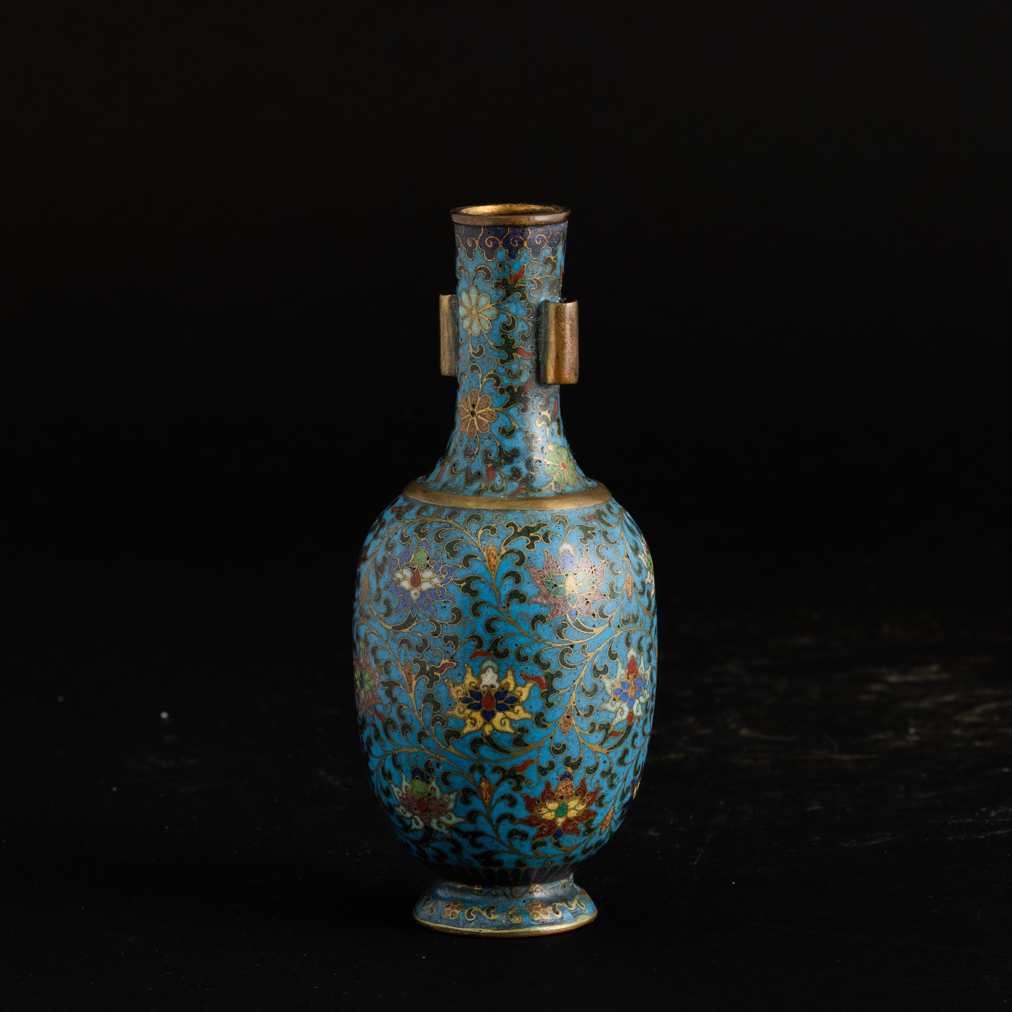 Vaso a Smalti Policromi Cloisonné a Soggetto Naturalistico e Motivi Floreali, Cina, Dinastia Qing...