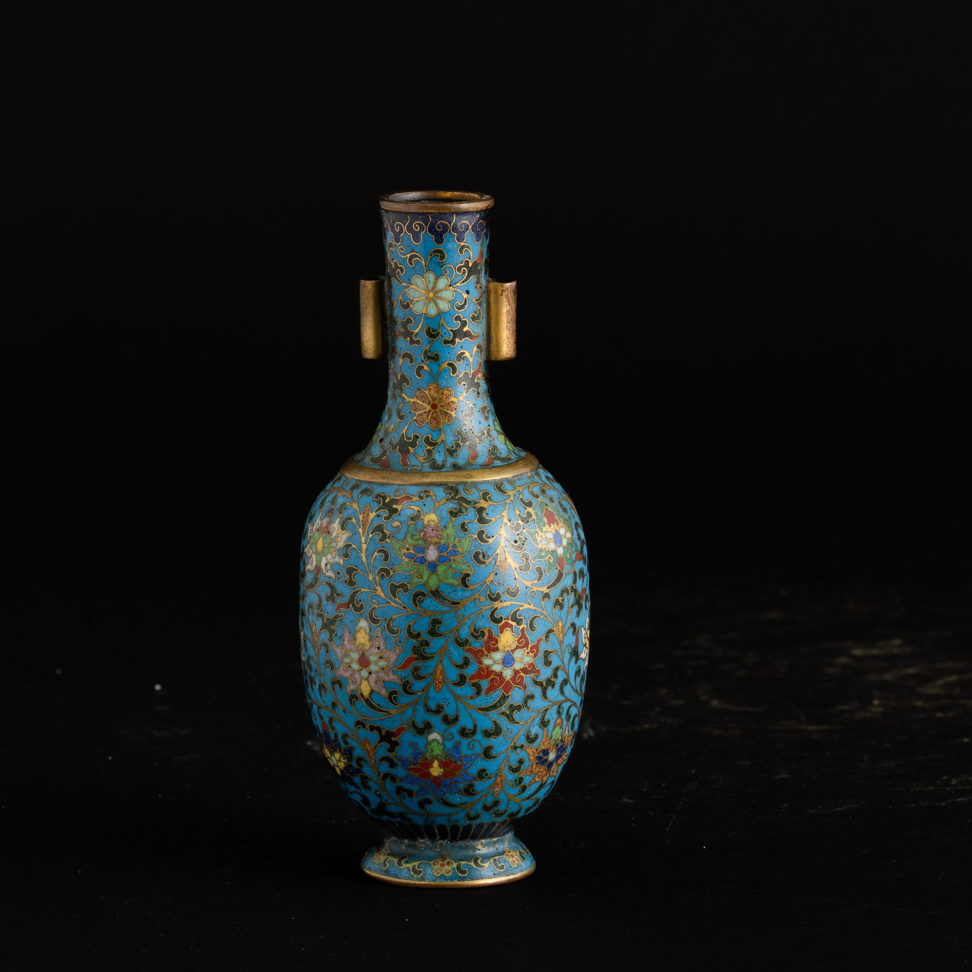 Vaso a Smalti Policromi Cloisonné a Soggetto Naturalistico e Motivi Floreali, Cina, Dinastia Qing...