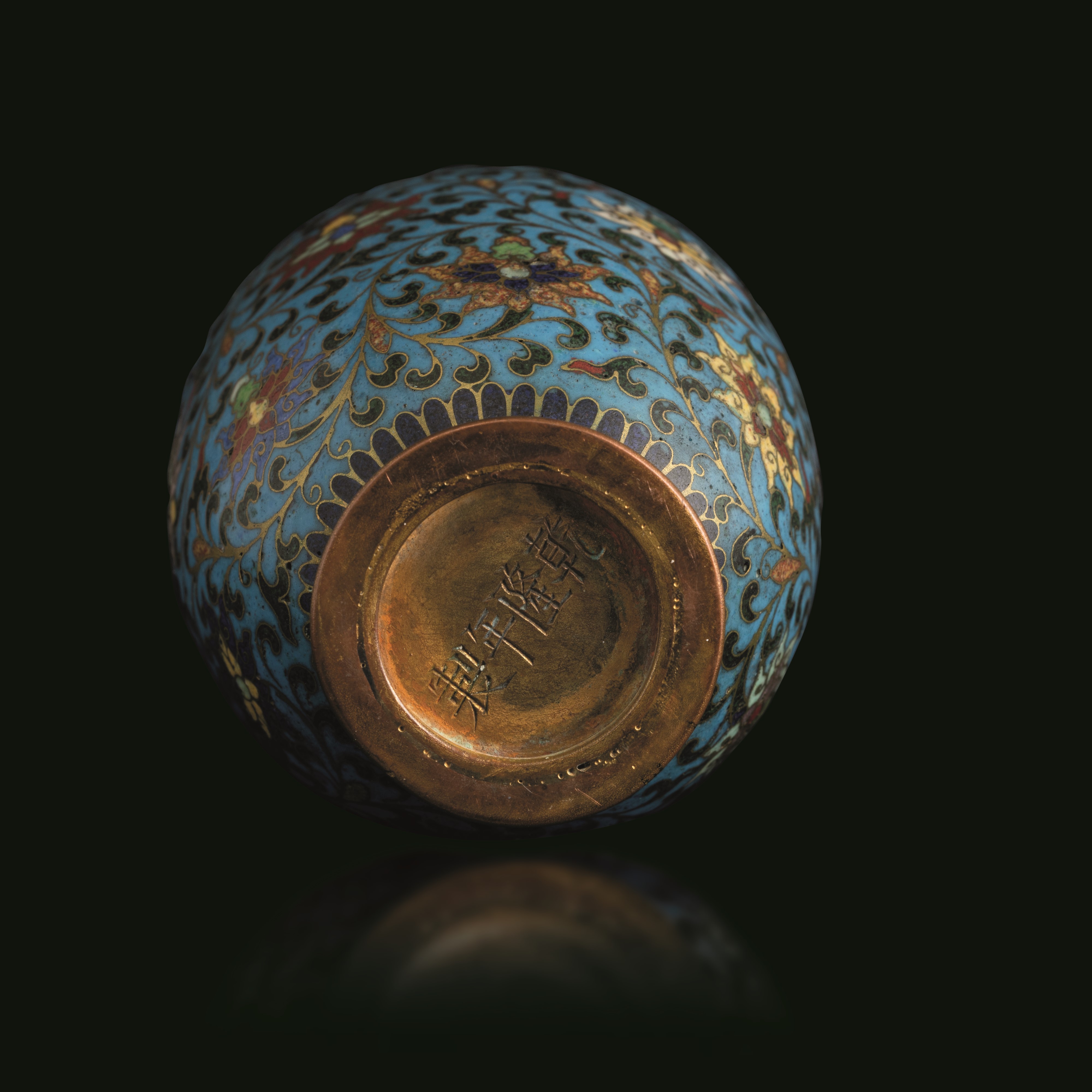 Vaso a Smalti Policromi Cloisonné a Soggetto Naturalistico e Motivi Floreali, Cina, Dinastia Qing...