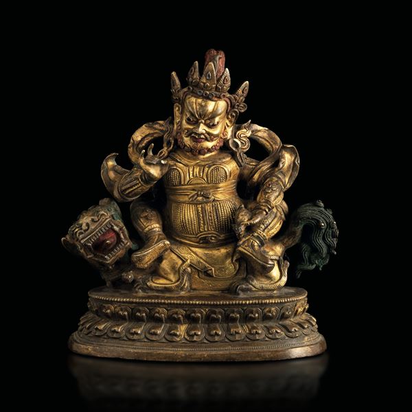 Figura in bronzo dorato con tracce di policromia raffigurante Vaishravana su doppio fiore di loto, Cina, Dinastia Qing, epoca Qianlong (1736-1796)