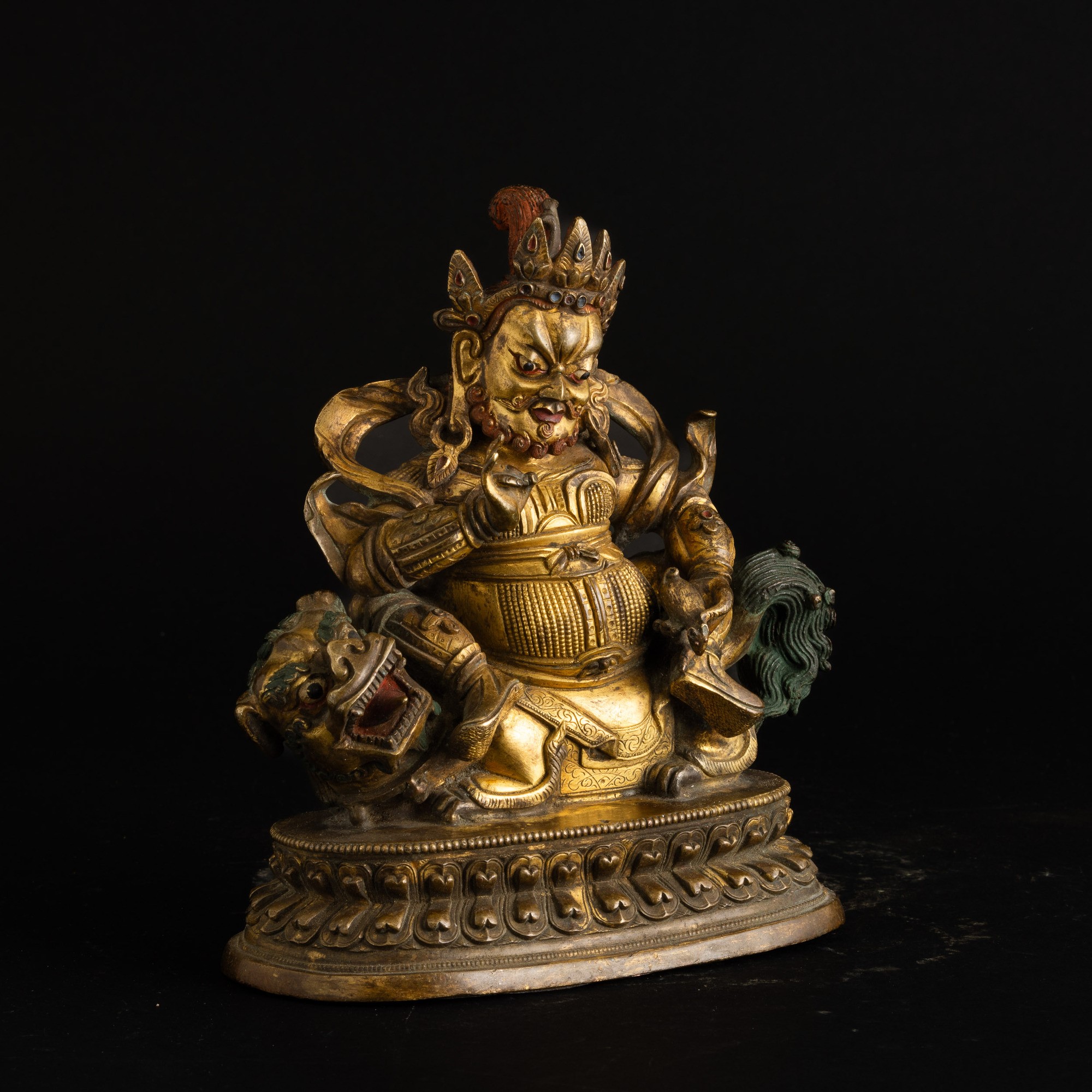 Figura in Bronzo Dorato con Tracce di Policromia Raffigurante Vaishravana su Doppio Fiore di Loto...