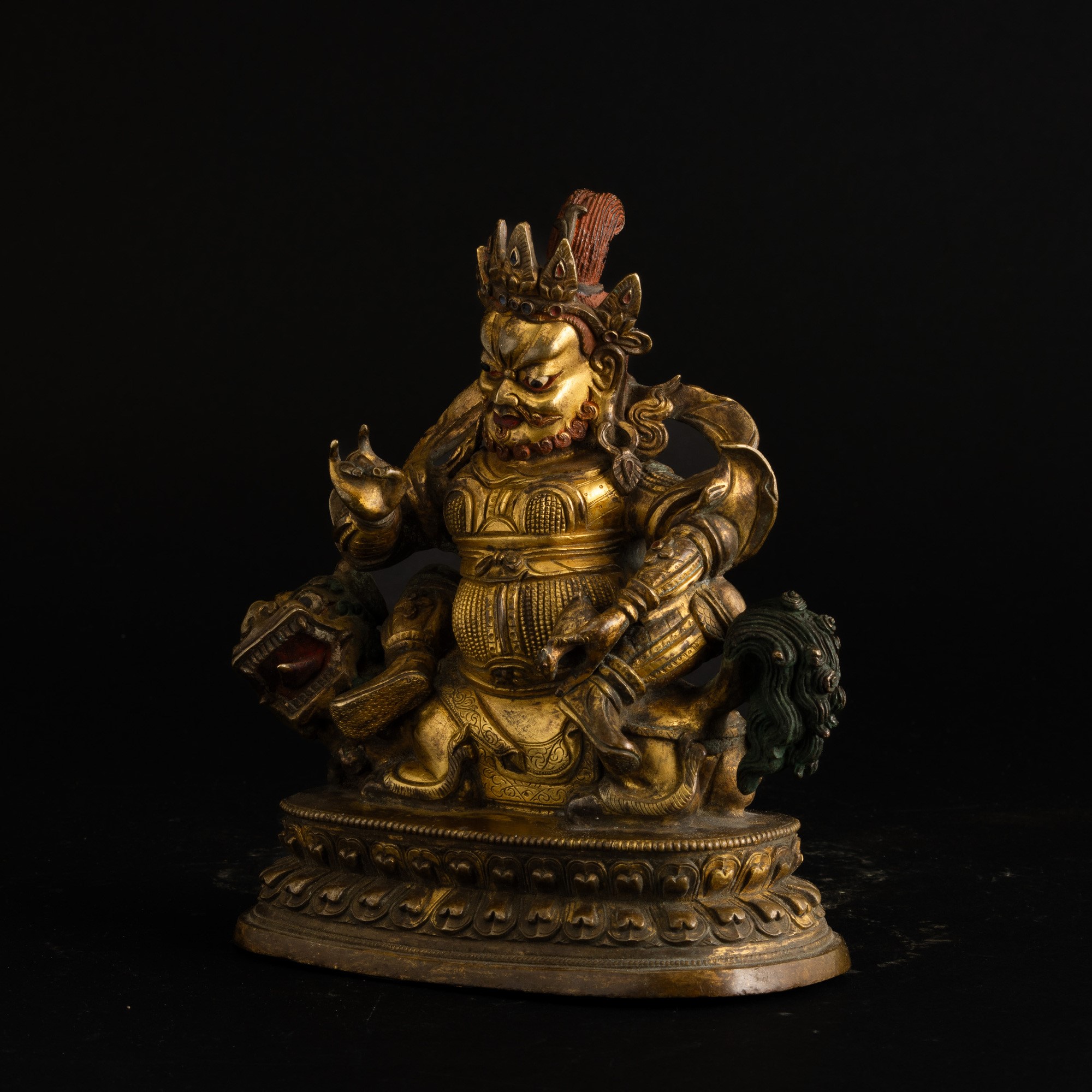 Figura in Bronzo Dorato con Tracce di Policromia Raffigurante Vaishravana su Doppio Fiore di Loto...