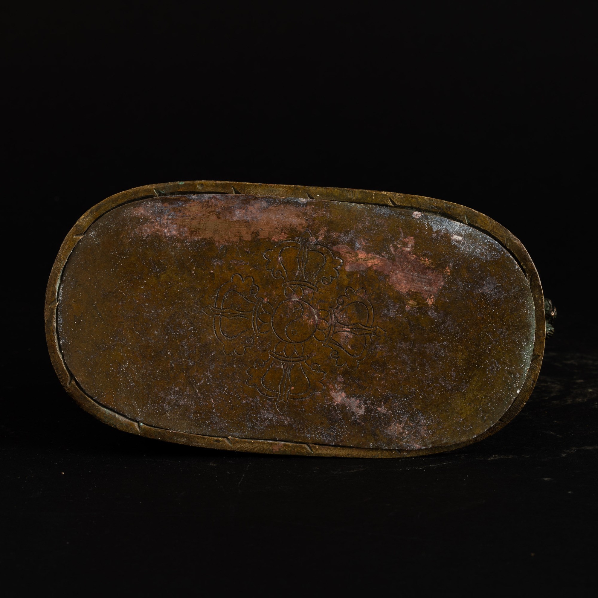 Figura in Bronzo Dorato con Tracce di Policromia Raffigurante Vaishravana su Doppio Fiore di Loto...