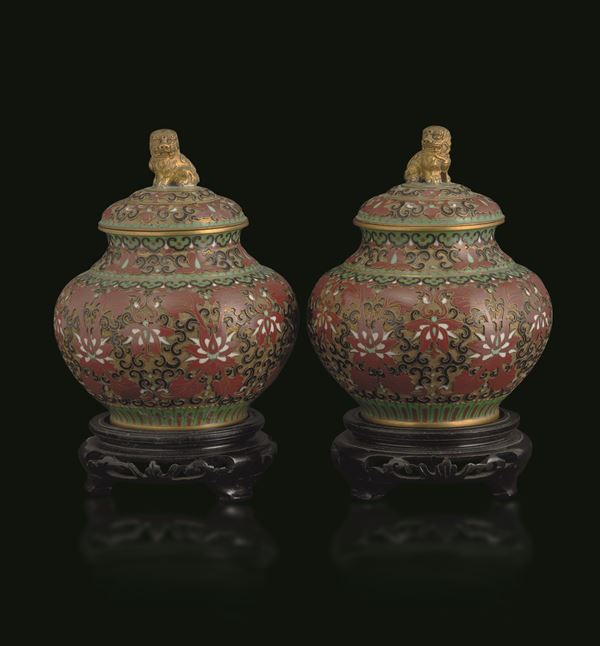 Coppia di vasi a smalti cloisonné a motivi floreali con coperchio a foggia di Cane di Pho, Cina, XX secolo