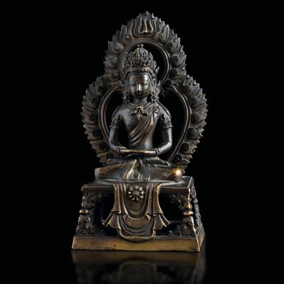 Figura di Buddha Amitayus Incoronato Seduto Entro Aura in Bronzo con Tracce di Doratura, Cina, Di...