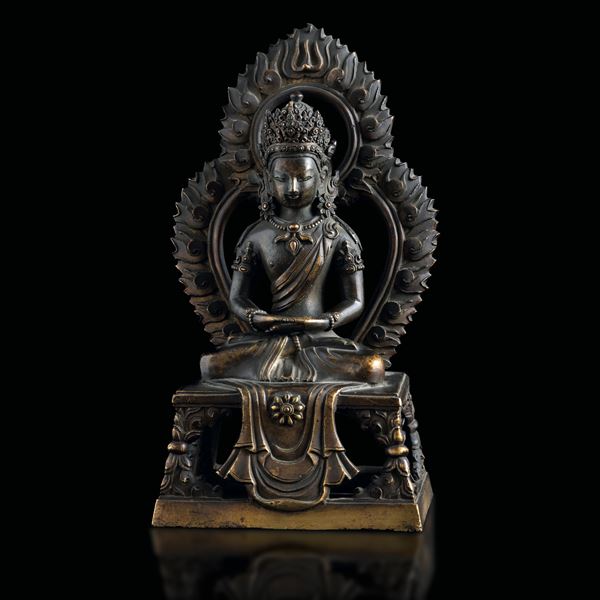 Figura di Buddha Amitayus incoronato seduto entro aura in bronzo con tracce di doratura, Cina, Dinastia Qing, periodo Qianlong (1736-1796)