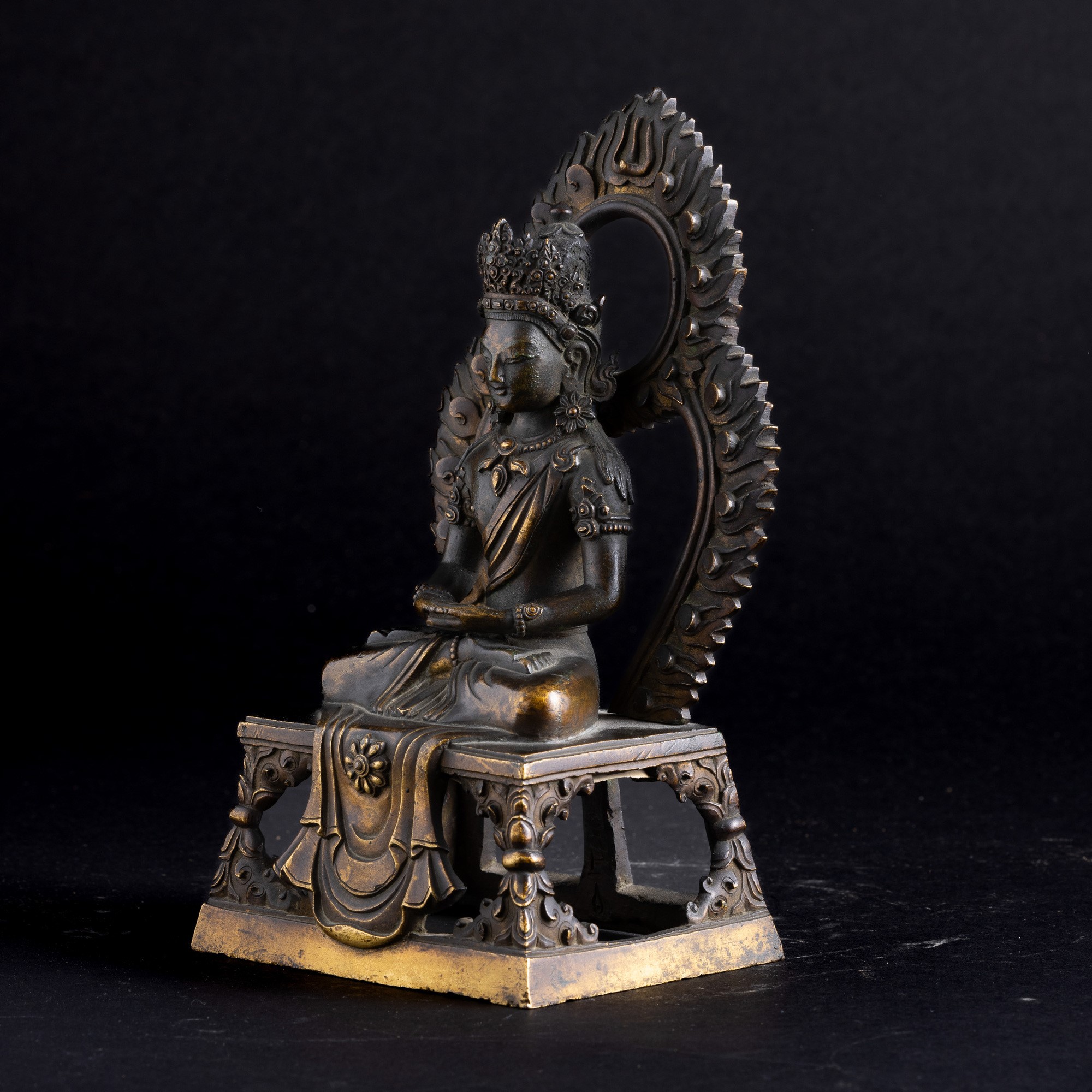 Figura di Buddha Amitayus Incoronato Seduto Entro Aura in Bronzo con Tracce di Doratura, Cina, Di...