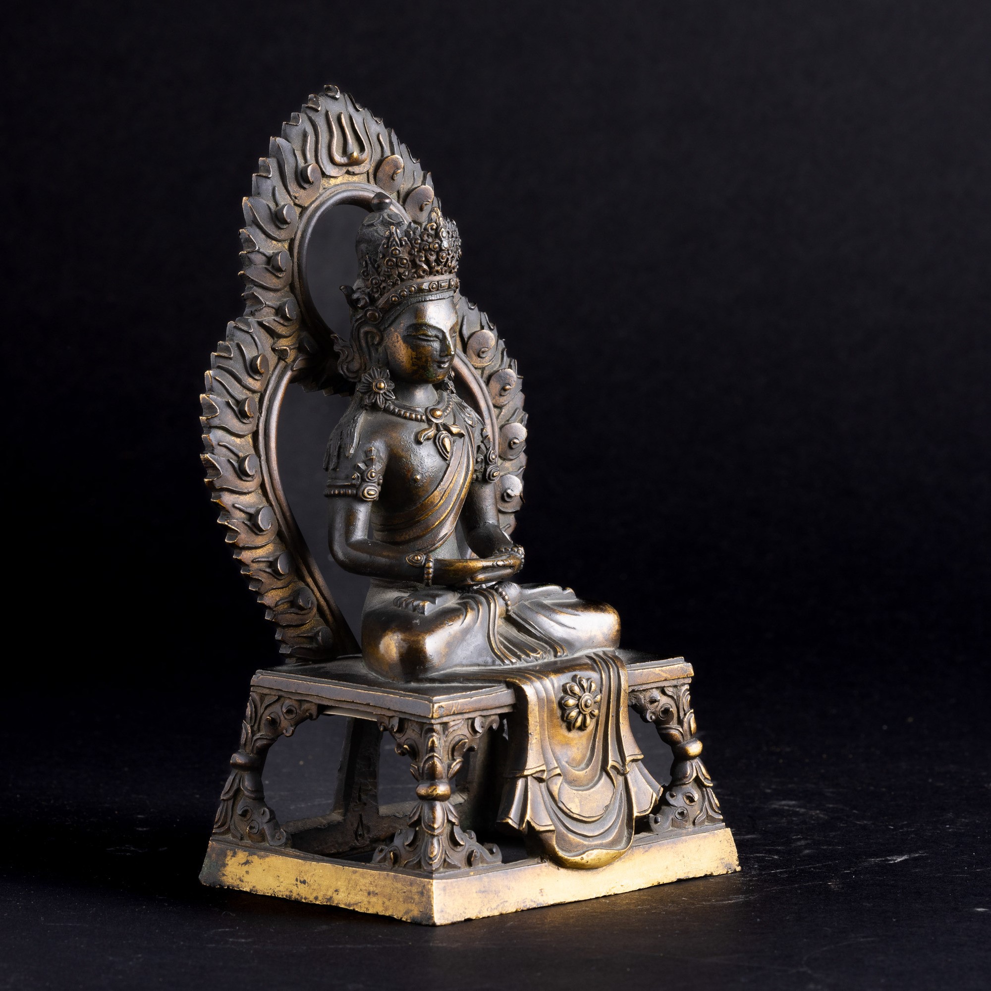 Figura di Buddha Amitayus Incoronato Seduto Entro Aura in Bronzo con Tracce di Doratura, Cina, Di...