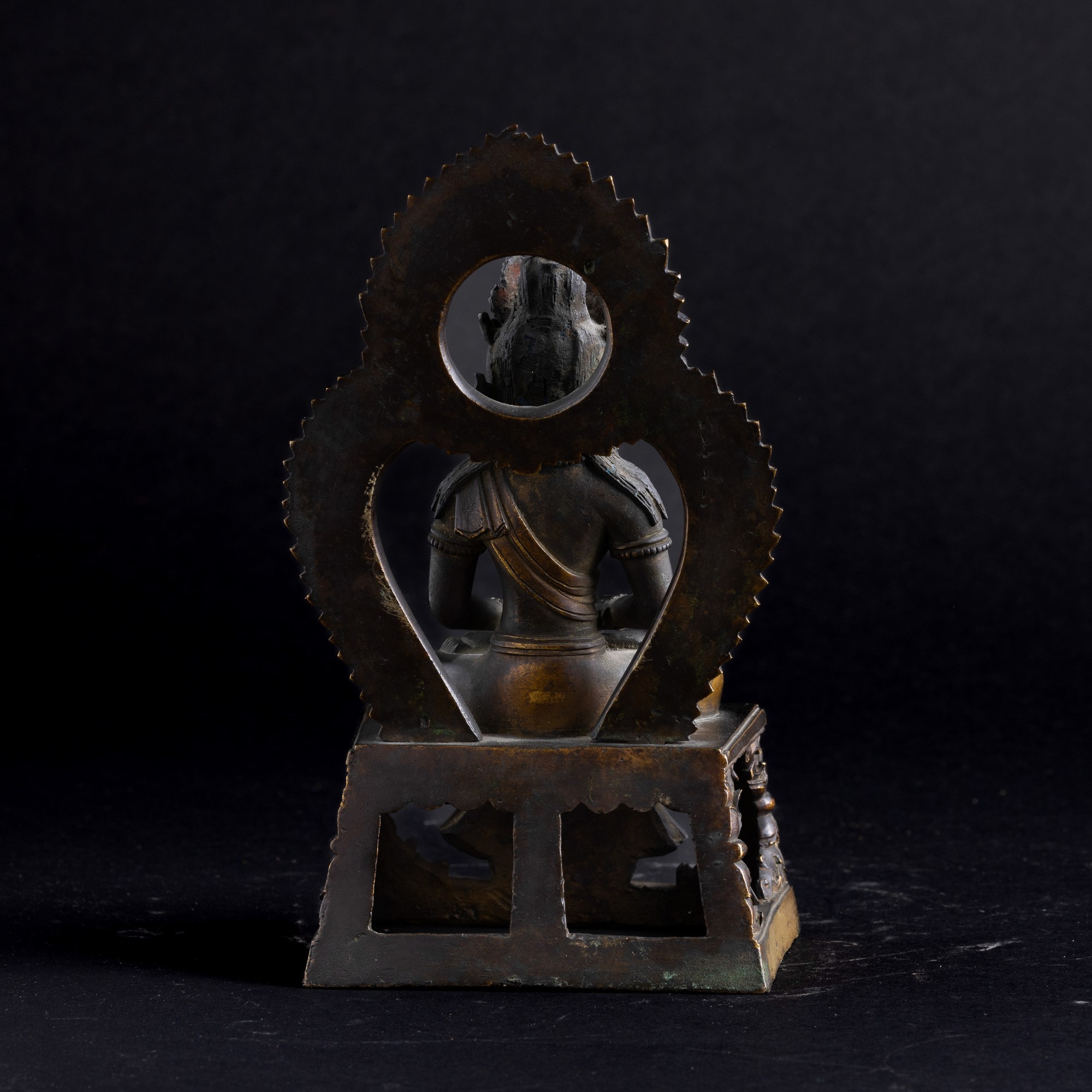 Figura di Buddha Amitayus Incoronato Seduto Entro Aura in Bronzo con Tracce di Doratura, Cina, Di...