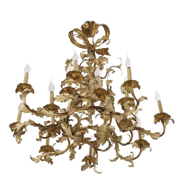 Lampadario in ferro battuto dipinto e dorato. XIX-XX secolo