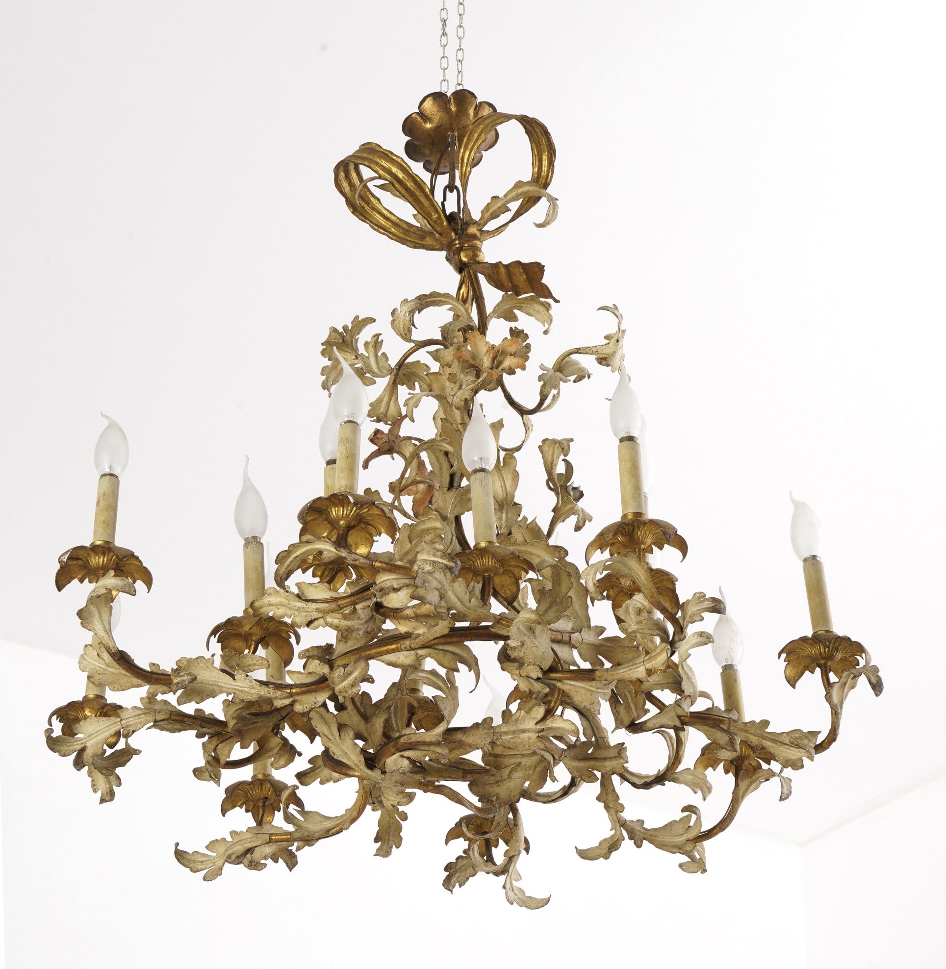 Lampadario in Ferro Battuto Dipinto e Dorato. XIX-XX Secolo