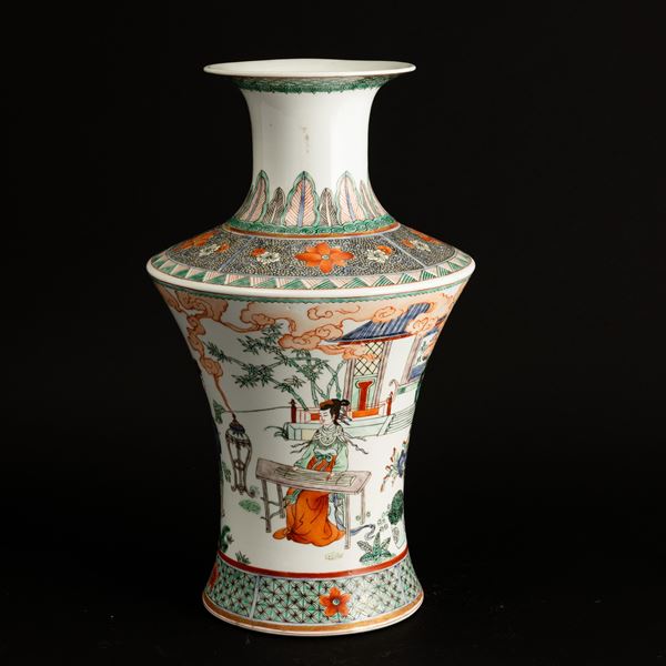 Vaso in porcellana Famiglia Verde raffigurante scena di corte a decori floreali e geometrici, Cina, Dinastia Qing (1644-1912)