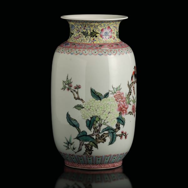 Vaso in porcellana Famiglia Rosa raffigurante scena paesaggistica con uccelli, Cina, Repubblica