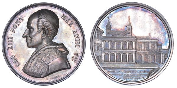 ROMA. LEONE XIII (Vincenzo Gioacchino Luigi Pecci), 1878-1903. Medaglia annuale in argento 1884/A. VII. Prolungamento del porticato della Basilica Lateranense.