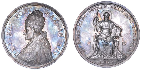 ROMA. LEONE XIII (Vincenzo Gioacchino Luigi Pecci), 1878-1903. Medaglia annuale (variante con triregno) in argento A.XXV (1902). Venticinquesimo anniversario di pontificato (I tipo).
