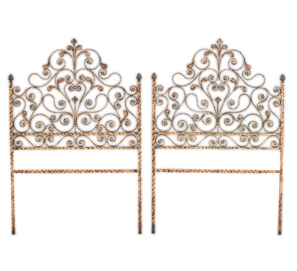 Coppia di testiere singole in metallo dorato. XX secolo