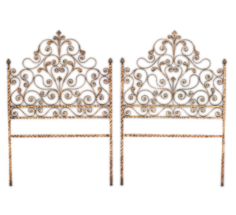 Coppia di testiere singole in metallo dorato. XX secolo  - Asta Antiquariato - Cambi Casa d'Aste