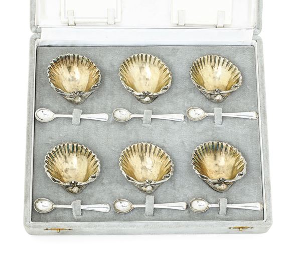 Salierine segnaposto a foggia di conchiglia. Argenteria artistica italiana del XX secolo 