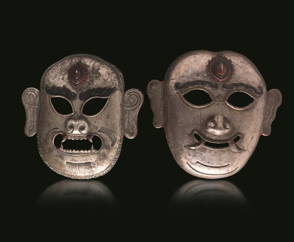 Coppia di maschere in lamina di argento, con tracce di doratura e parzialmente dipinte, Tibet, XIX secolo