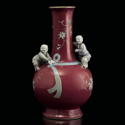 Vaso in Porcellana Famiglia Rosa con Decori Raffiguranti Personaggi a Rilievo e Motivi Floreali, ...