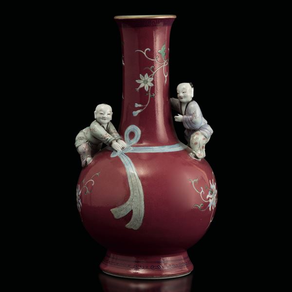 Vaso in porcellana Famiglia Rosa con decori raffiguranti personaggi a rilievo e motivi floreali, Cina, Repubblica