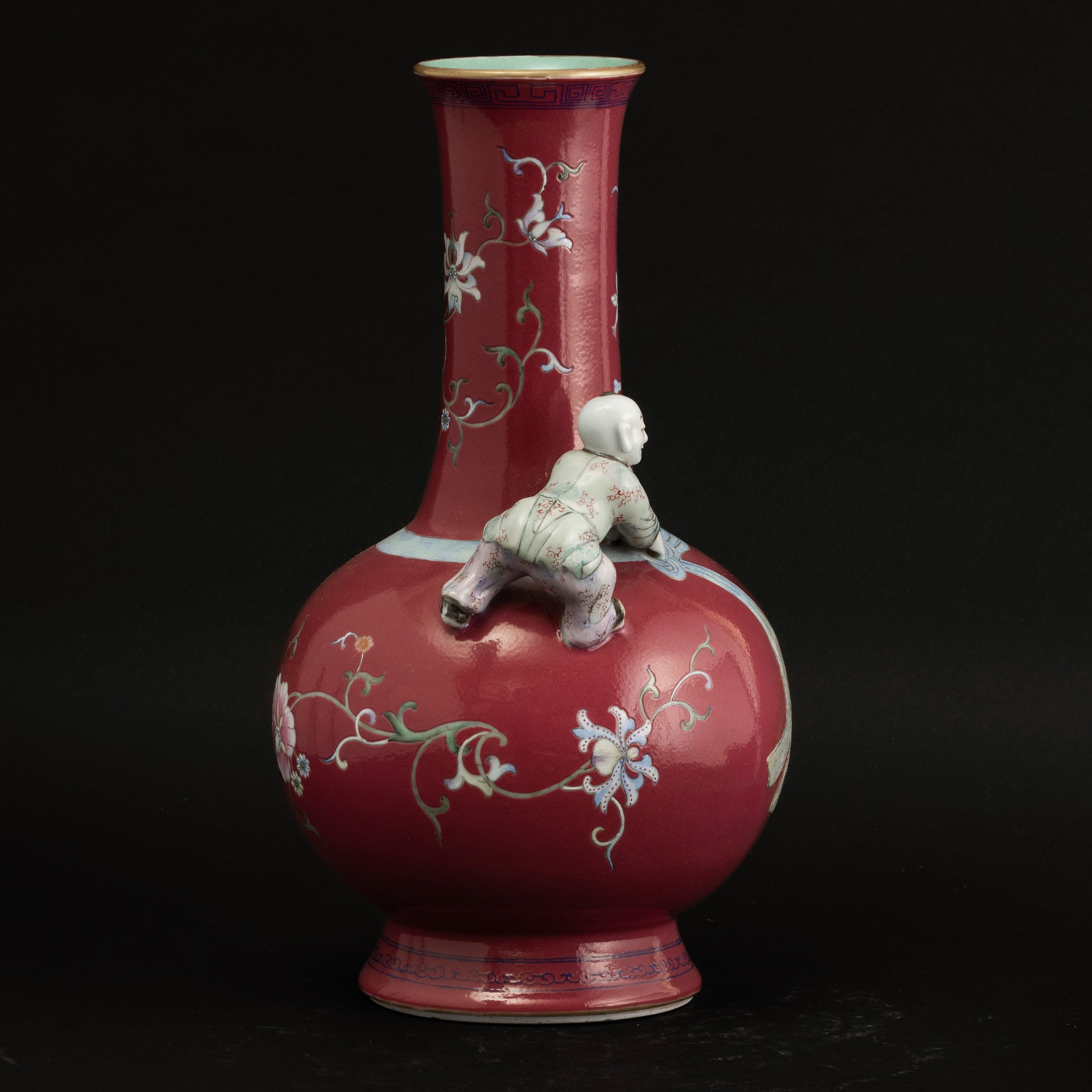 Vaso in Porcellana Famiglia Rosa con Decori Raffiguranti Personaggi a Rilievo e Motivi Floreali, ...