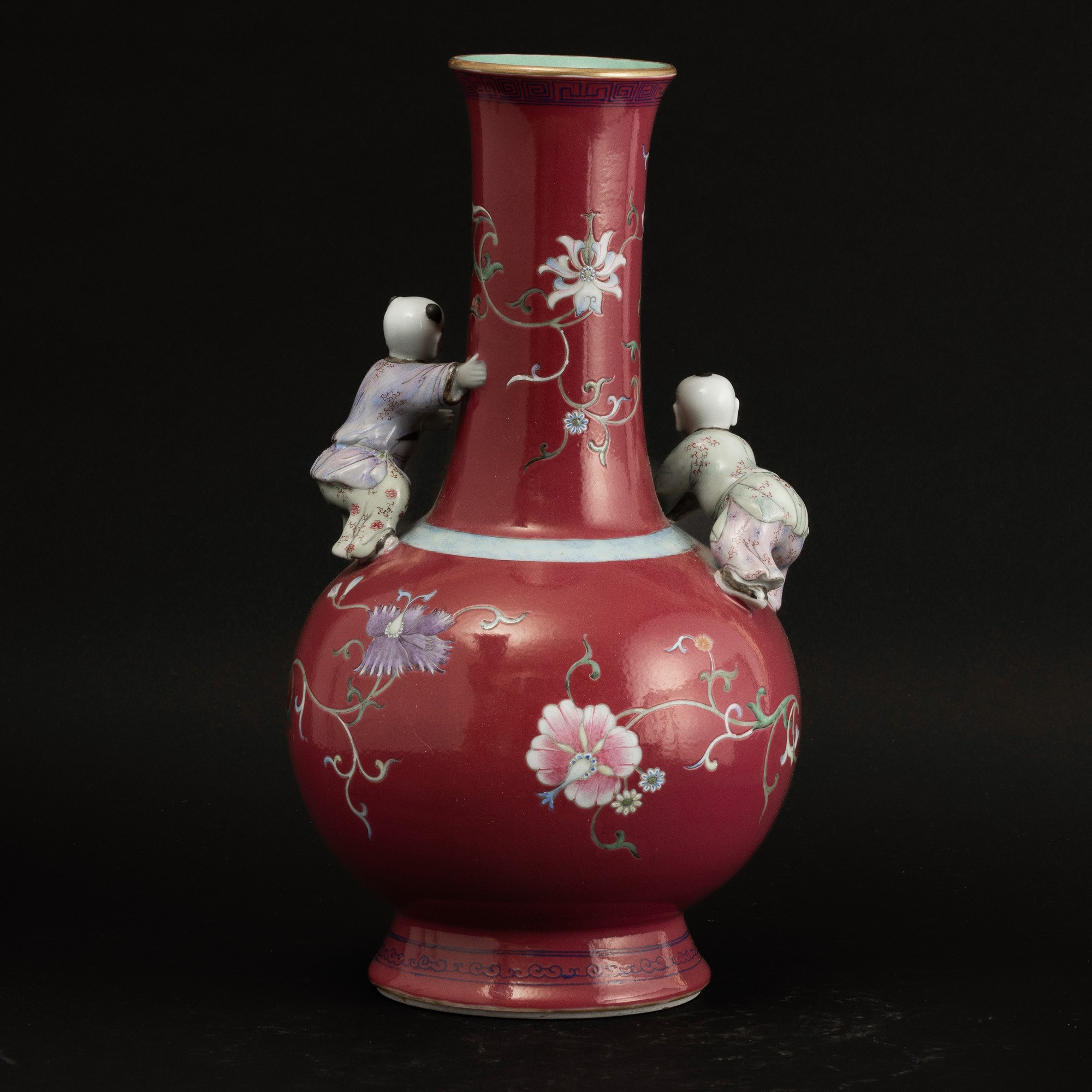 Vaso in Porcellana Famiglia Rosa con Decori Raffiguranti Personaggi a Rilievo e Motivi Floreali, ...