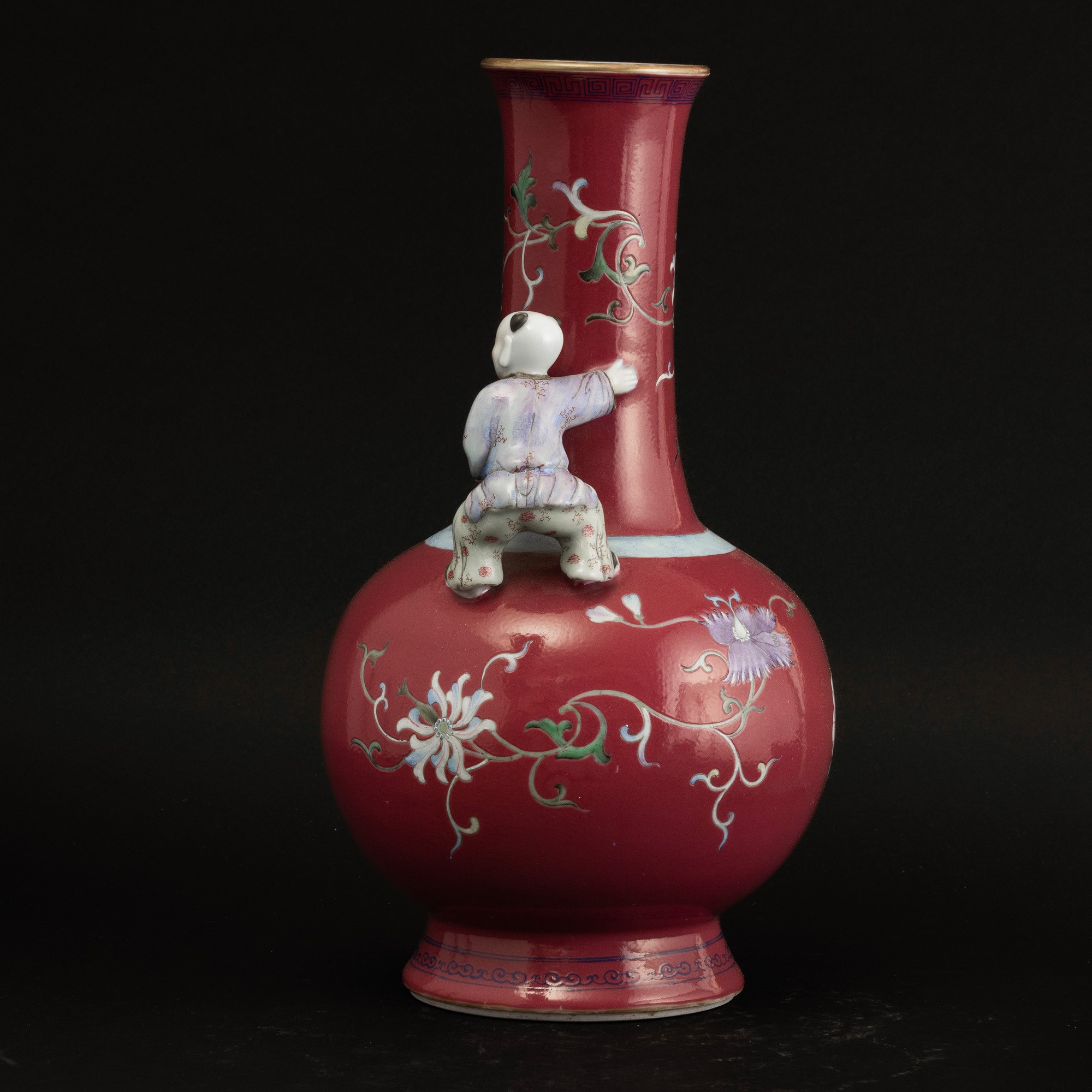 Vaso in Porcellana Famiglia Rosa con Decori Raffiguranti Personaggi a Rilievo e Motivi Floreali, ...