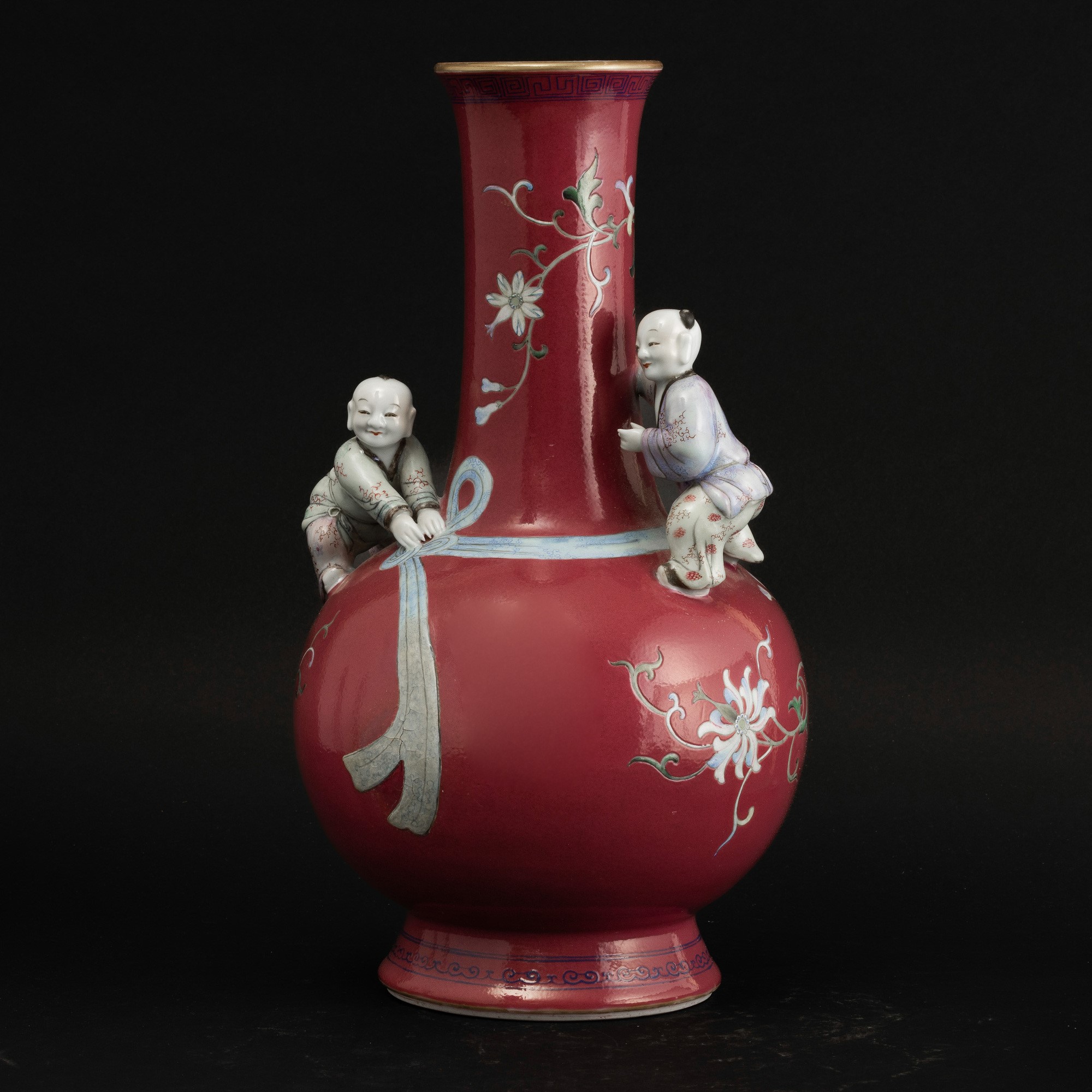 Vaso in Porcellana Famiglia Rosa con Decori Raffiguranti Personaggi a Rilievo e Motivi Floreali, ...
