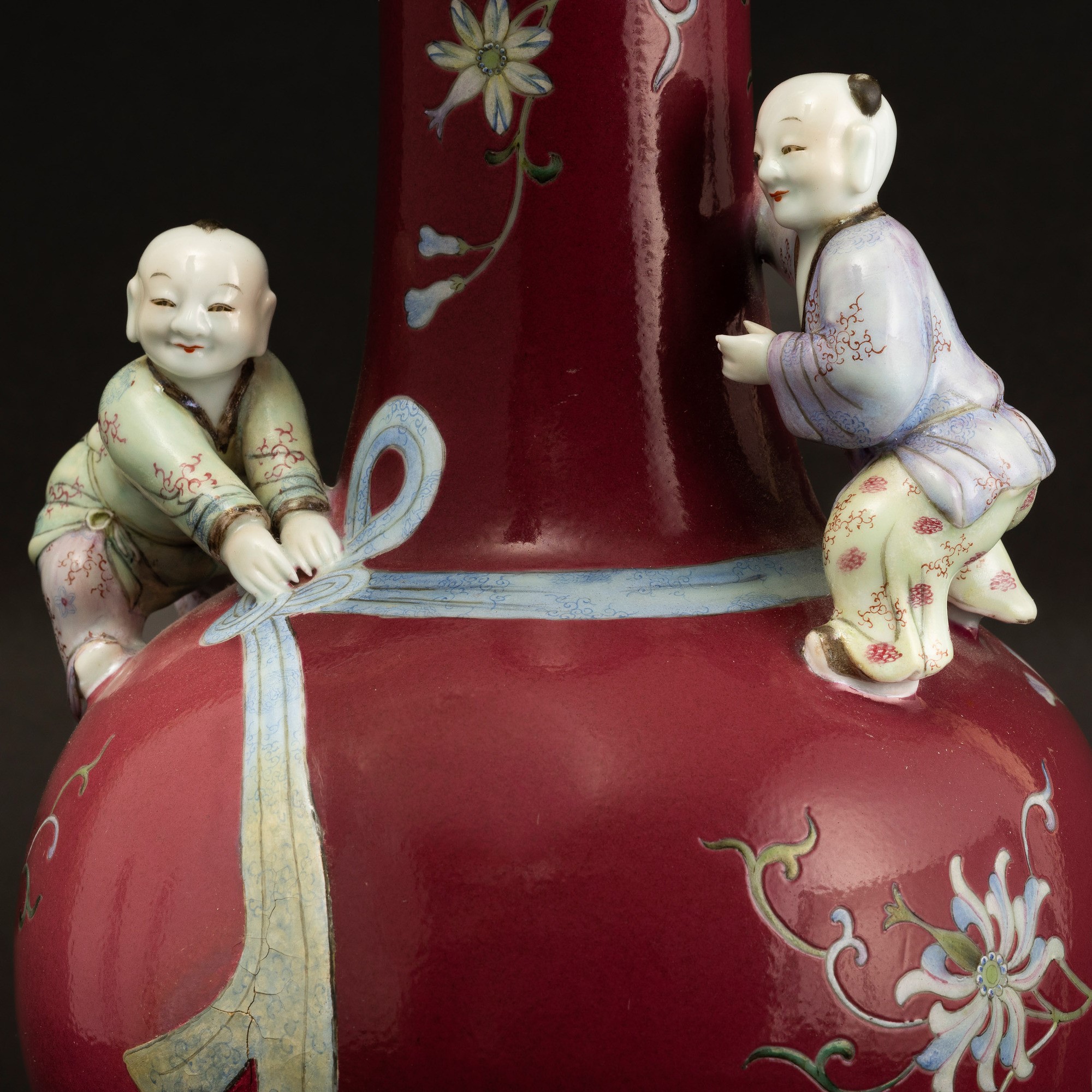Vaso in Porcellana Famiglia Rosa con Decori Raffiguranti Personaggi a Rilievo e Motivi Floreali, ...