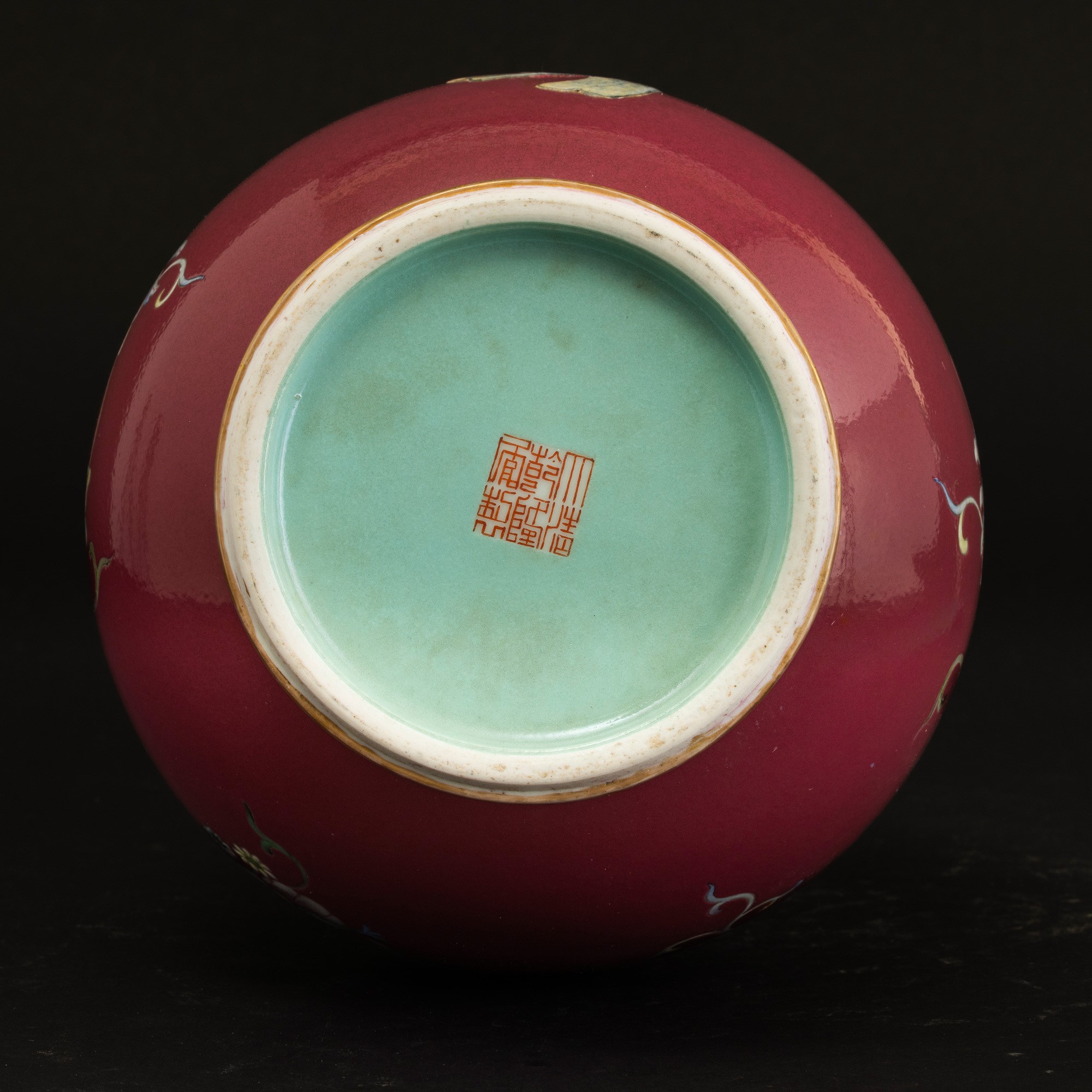 Vaso in Porcellana Famiglia Rosa con Decori Raffiguranti Personaggi a Rilievo e Motivi Floreali, ...