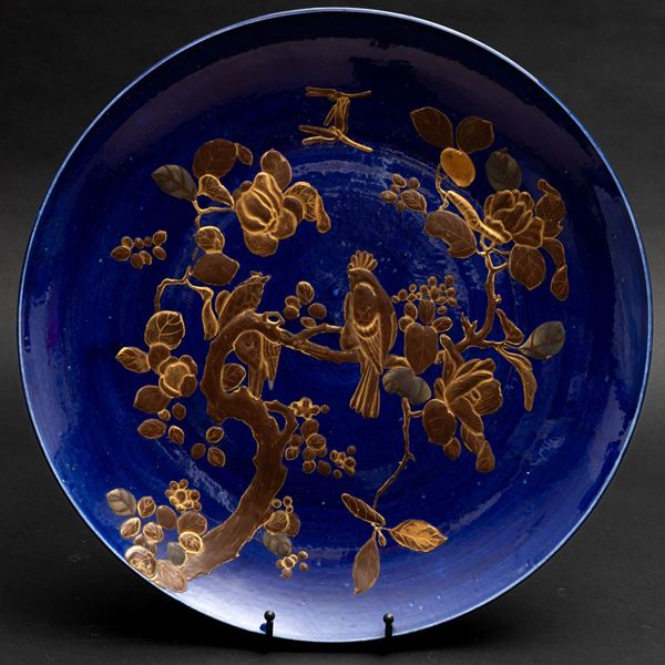 Piatto in porcellana Blu Poudré raffigurante scena di paesaggio, Cina, XVIII secolo