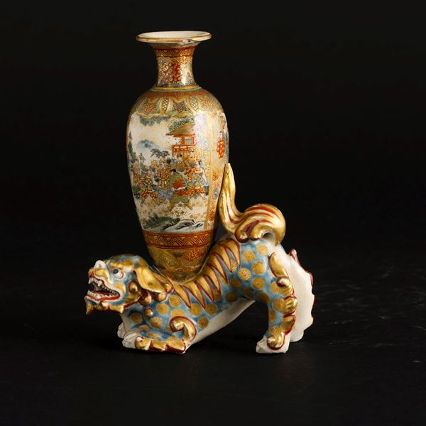 Vaso in porcellana policroma e dorata con figura di Cane di Pho scolpito raffigurante scene di vita comune entro riserve, Giappone, XX secolo