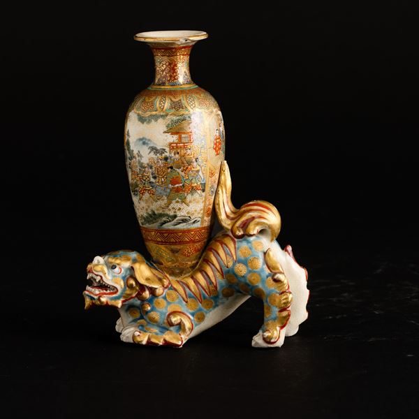 Vaso in porcellana policroma e dorata con figura di Cane di Pho scolpito raffigurante scene di vita comune entro riserve, Giappone, XX secolo