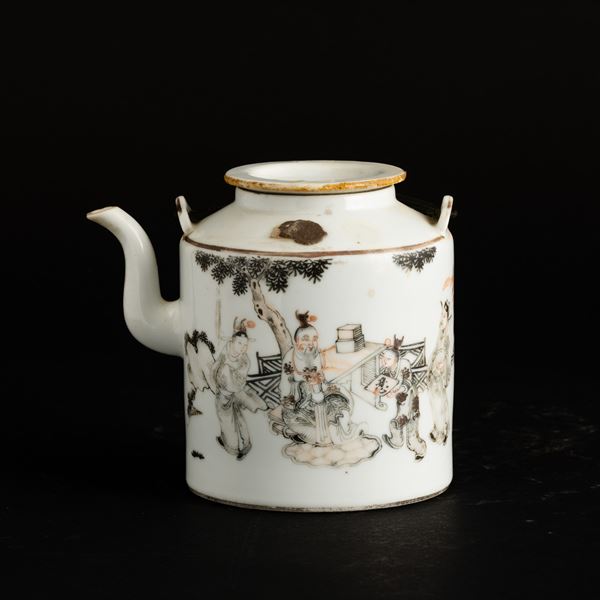 Teiera in porcellana raffigurante scena di corte con iscrizioni, Cina, Dinastia Qing, XIX secolo