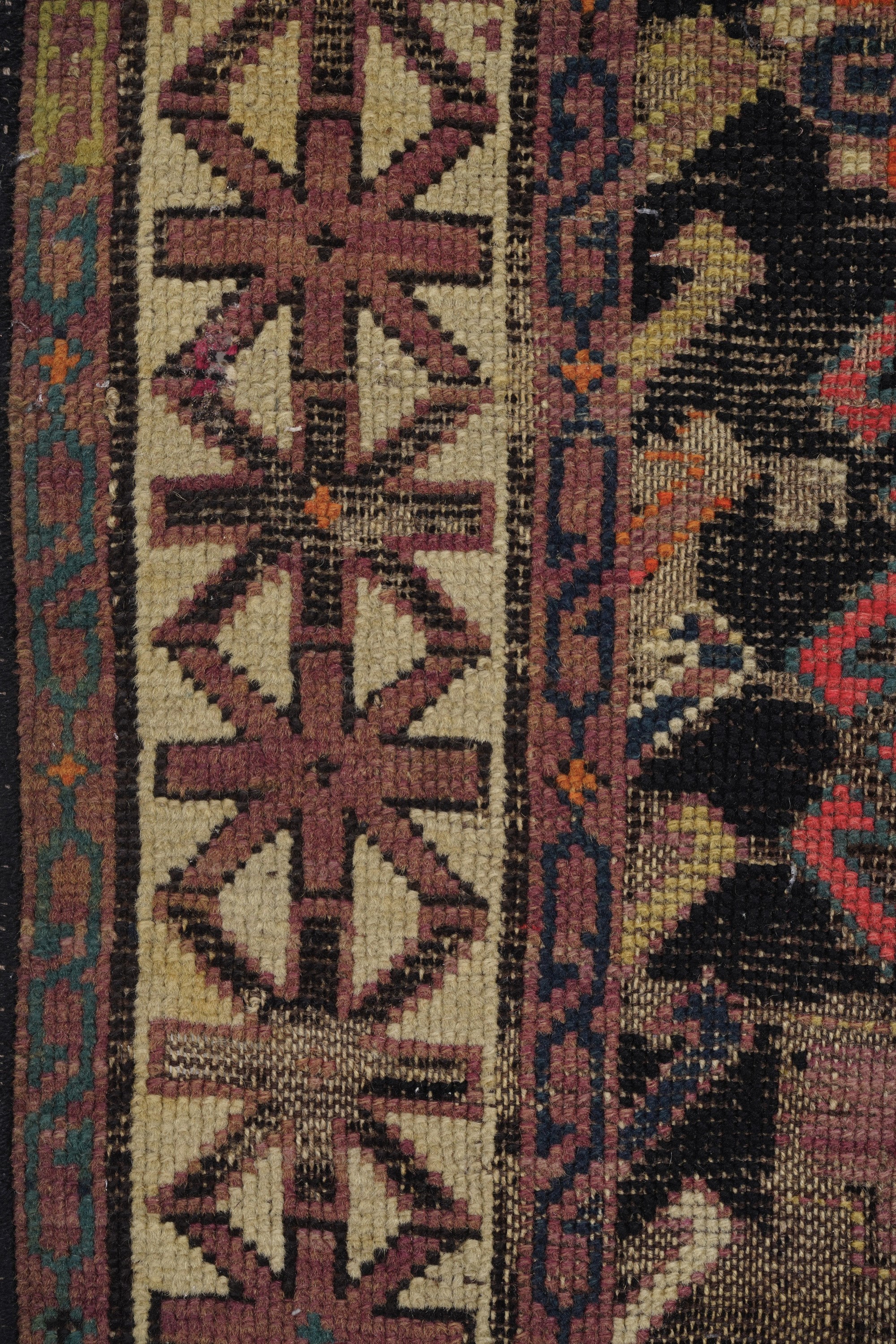 Lotto di Due Tappeti uno Kirman Persia Fine XIX Secolo, L’altro Shirvan Caucaso Inizio XX Secolo