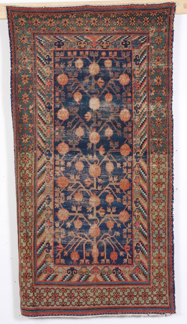 Lotto di due tappeti uno Samarcanda inizio XX secolo campo blu con melograni e uno Shirvan Caucaso inizio  [..]