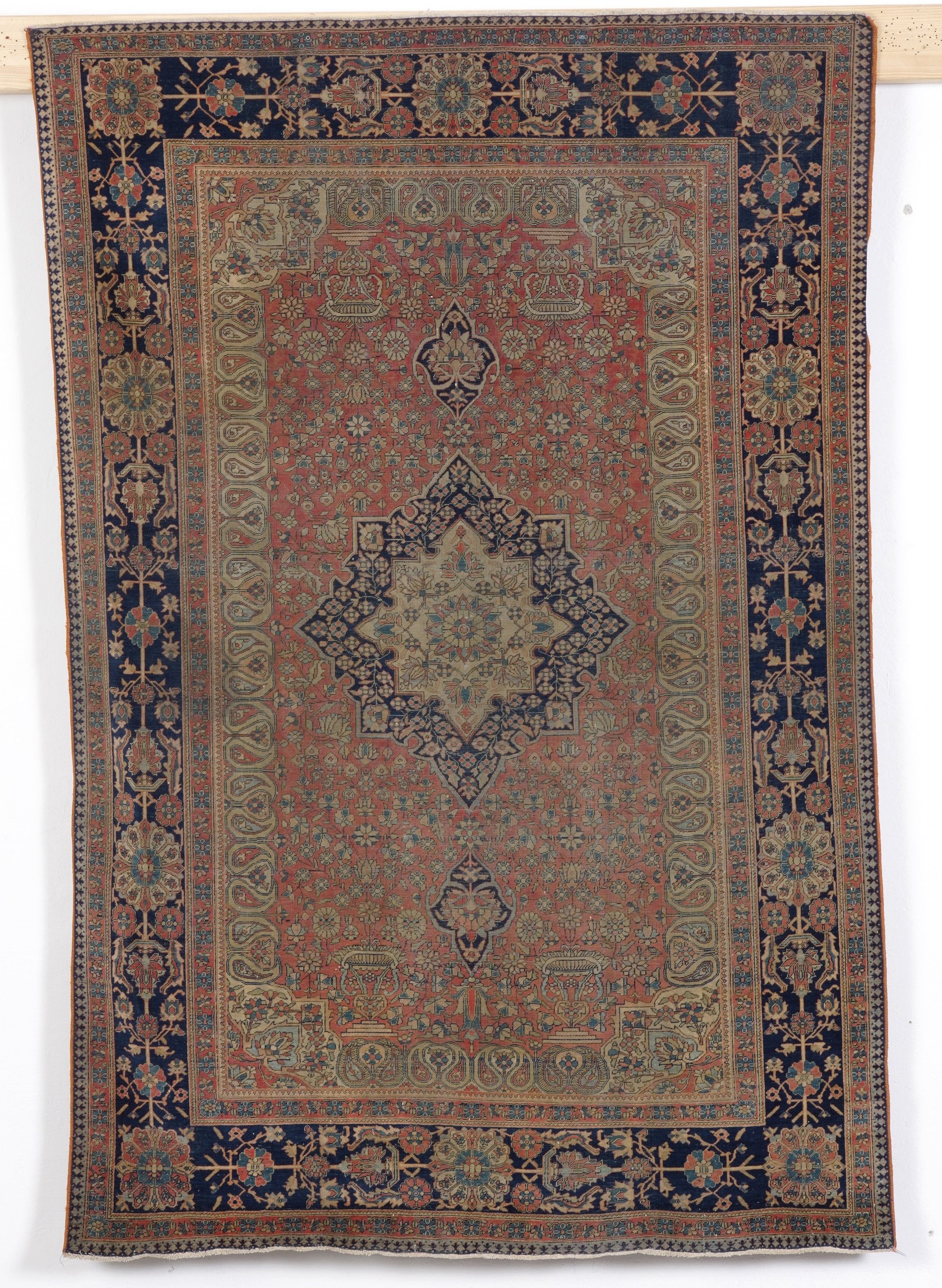 Lotto di Due Tappeti, uno Tabriz Persia Inizio XX Secolo Campo Bianco con Decoro Harshang, e uno ...