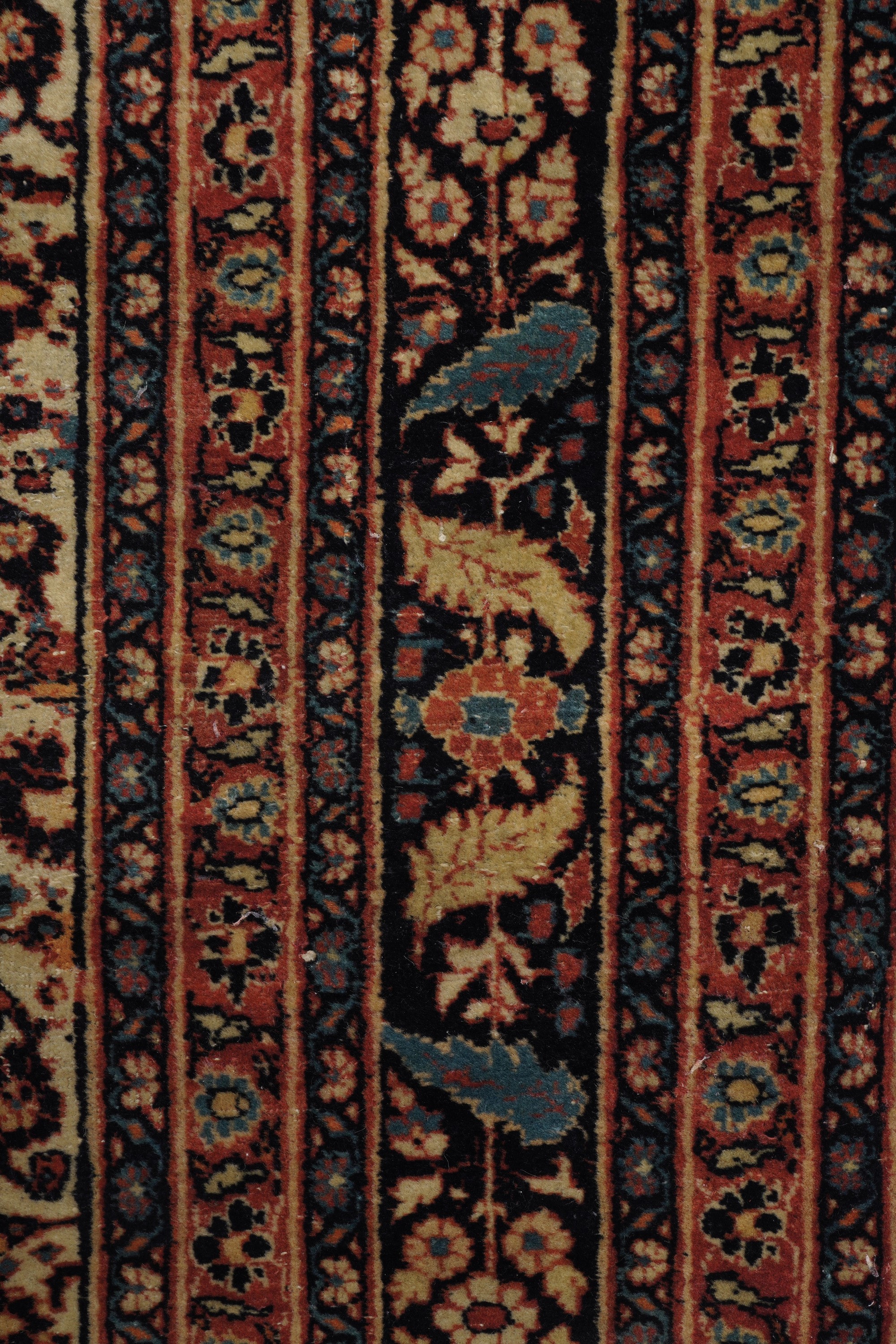 Lotto di Due Tappeti, uno Tabriz Persia Inizio XX Secolo Campo Bianco con Decoro Harshang, e uno ...